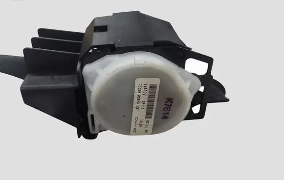Toyota Avensis T250 Middle seatbelt (rear) 7335005041