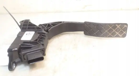 Accelerator throttle pedal