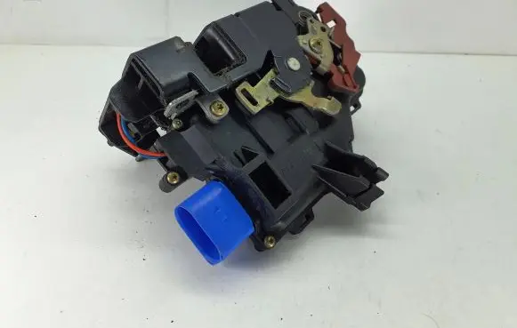 Skoda Octavia Mk2 (1Z) Front door lock 3D1837015 PA66309GF