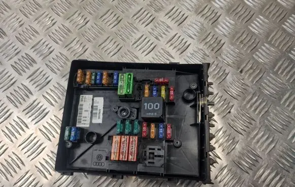 Volkswagen Golf V Fuse module 1K0937125A