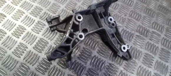 Peugeot 207 Engine mounting bracket 9684610880