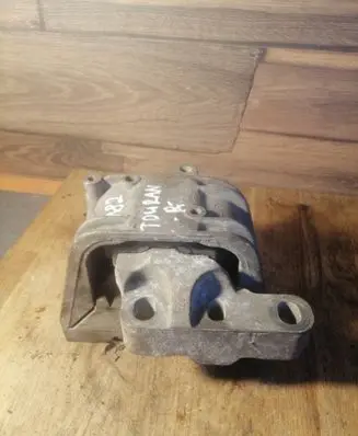 Volkswagen Touran I Engine mount bracket