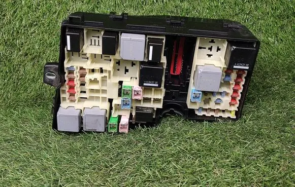 Volvo V40 Power management control unit AV6T14A067AD AV6T14A142AA