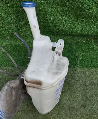 Windshield washer fluid reservoir/tank