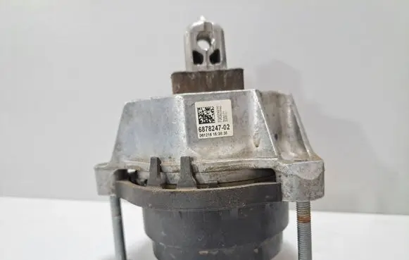 BMW 5 G30 G31 Engine mount bracket 6878247