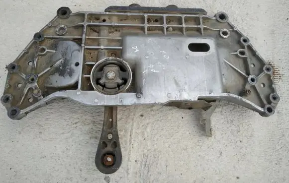 Volkswagen Touran I Front subframe