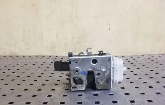 Audi A6 S6 C4 4A Front door lock 4A2837015B