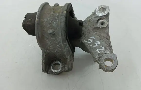 Honda CR-V Engine mount bracket