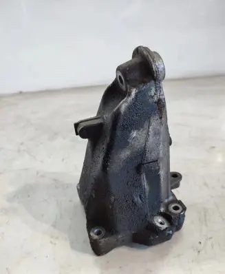 Mercedes-Benz C W205 Engine mounting bracket
