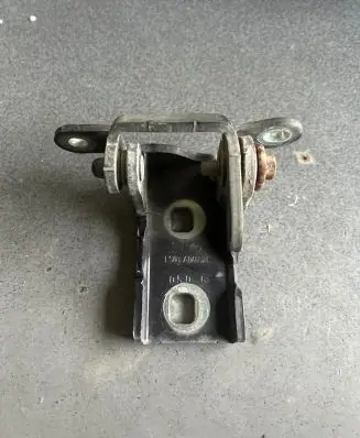 Opel Insignia A Front door upper hinge A046574 0506