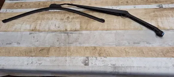 Nissan X-Trail T30 Front wiper blade arm B46LA