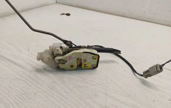 Honda CR-V Front door lock