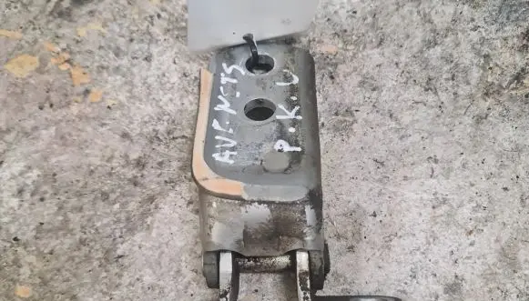 Toyota Avensis T250 Front door upper hinge