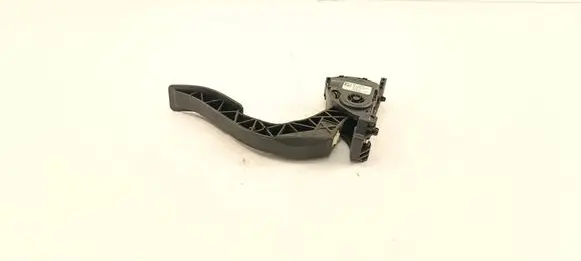 Accelerator throttle pedal