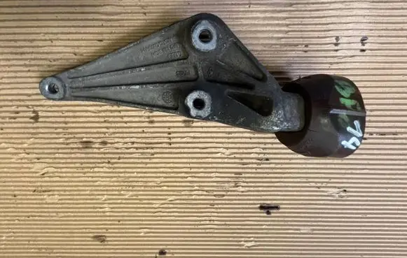 Skoda Octavia Mk2 (1Z) Engine mounting bracket 4F0199343N