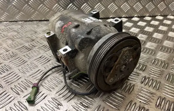 Volkswagen PASSAT B5 Air conditioning (A/C) compressor (pump) 8D0260805D