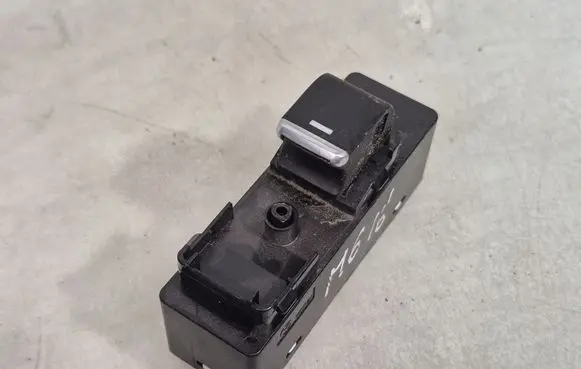 Mazda 3 III Electric window control switch K0021