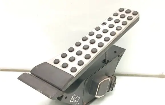 Accelerator throttle pedal