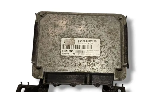 Audi A3 S3 8L Engine control unit/module 06A906019BS 5WP4451 SS21B3125