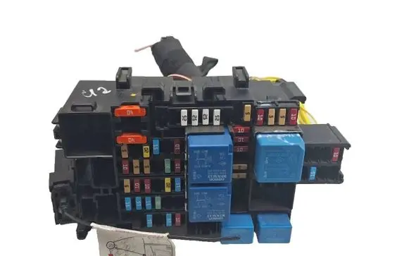 Renault Clio V Fuse module 243805499R