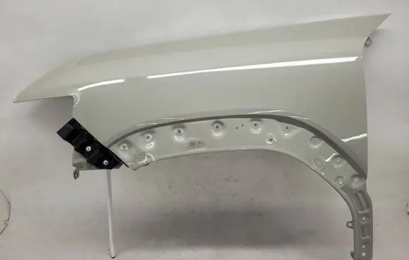 Dacia Duster III Fender 631138184R