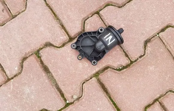 Opel Zafira C Oil filler cap 55586618
