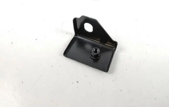 Fender mounting bracket