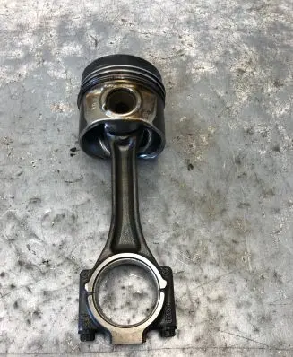 Volkswagen Polo V 6R Piston with connecting rod