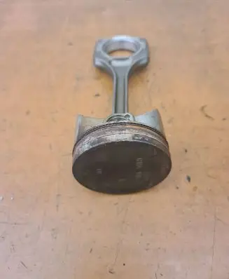 Honda CR-V Piston with connecting rod