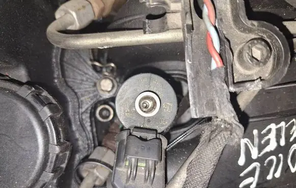 Citroen C4 I Picasso Fuel injector 0445110297