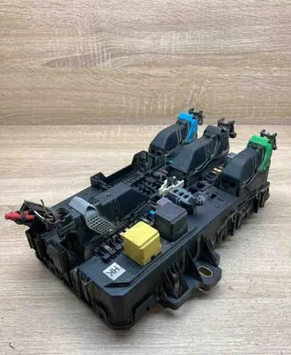 Opel Astra H Fuse module 13206762 5DK008669