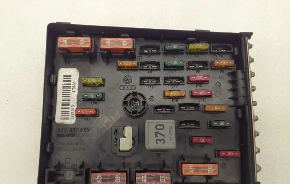 Volkswagen PASSAT B7 Fuse box set 3C0937125 63592777