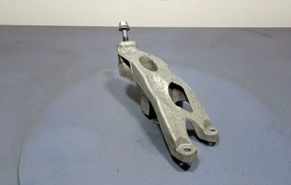 Engine mount vacuum valve