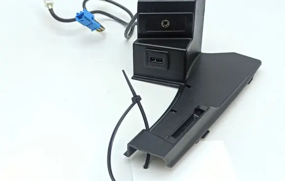 Mercedes-Benz E C207 W207 USB socket connector A2078210411 A1728200515 A1728200815