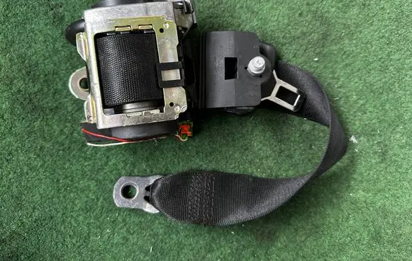 Mercedes-Benz E W211 Rear seatbelt 602040400 019R018H