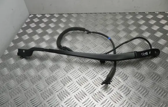 Rear wiper blade arm