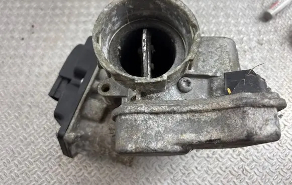 Volkswagen Touran I Throttle valve 03G128063L