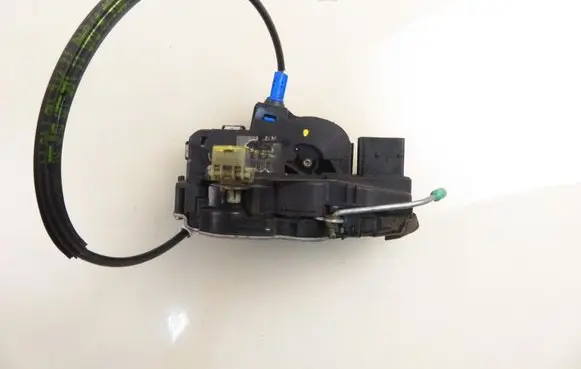 Opel Astra J Front door lock 