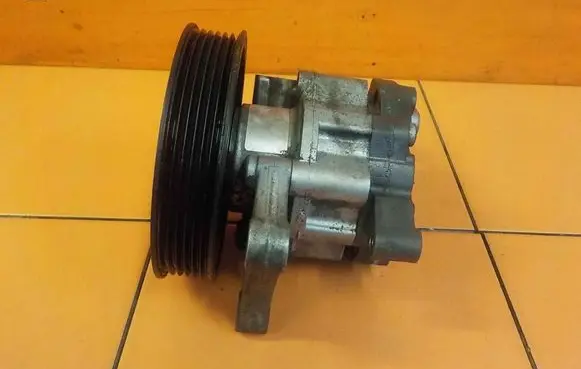 Mercedes-Benz C AMG W204 Power steering pump 