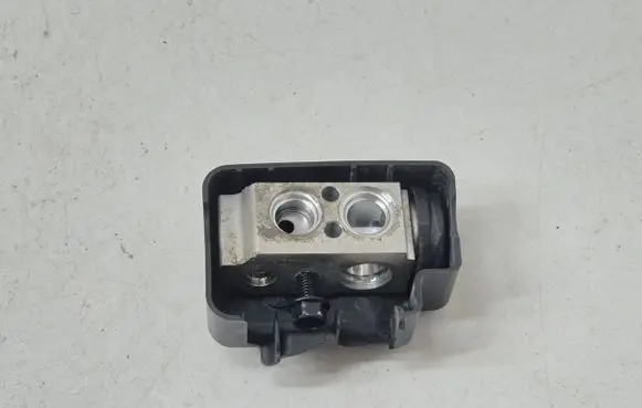 KIA Sportage Air conditioning (A/C) expansion valve 97775F1680