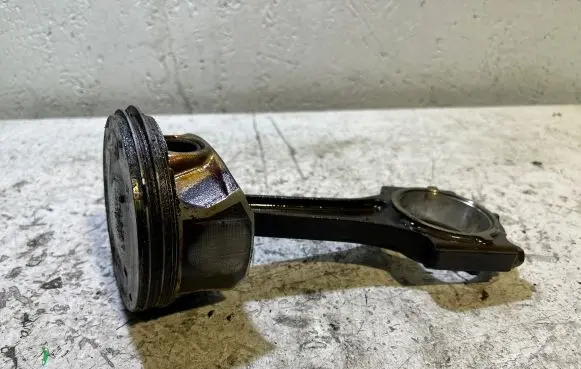 Dodge Challenger Piston with connecting rod
