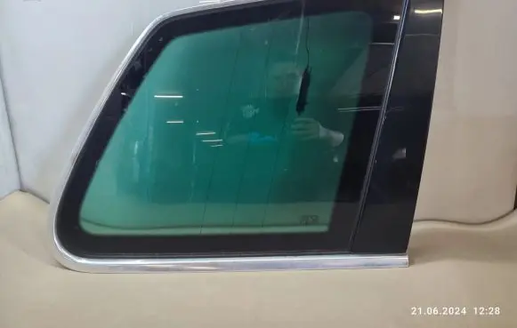 Volkswagen Touareg I Rear side window