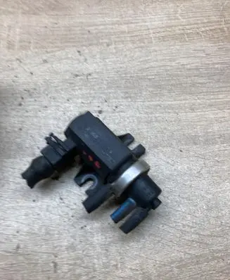 BMW 5 E39 Vacuum valve 2246175 72190323