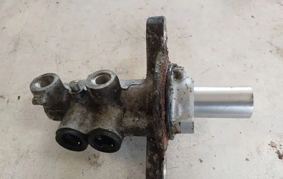 Suzuki Swift I Master brake cylinder