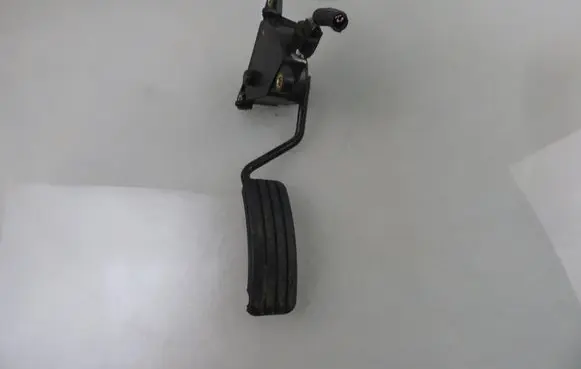 Accelerator throttle pedal