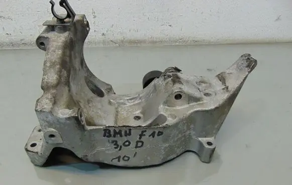 BMW 5 F10 F11 Generator/alternator bracket 7802639