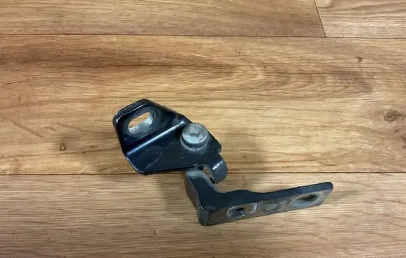 Ford Mondeo MK IV Front door lower hinge 046575
