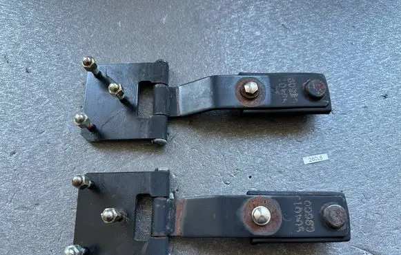 Nissan Patrol 260 Loading door upper hinge 90401G9600