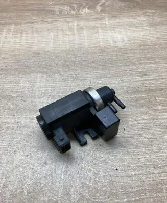 BMW 5 E39 Turbo solenoid valve 2247906 72279600