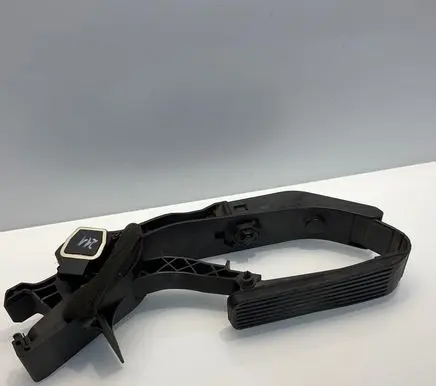 Accelerator throttle pedal